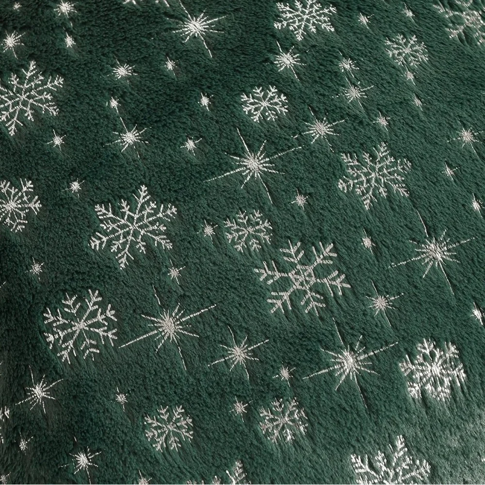 NIB Snowflakes Green Throw Pillow Covers 18x18”  Set of 2